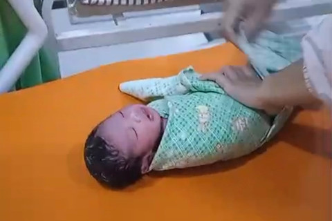 Bayi kembar yang dilahirkan di Puskesmas Stabat Lama karena RSUD Tanjung Pura, Langkat, Sumut, terdampak banjir. Foto: Dok. Istimewa