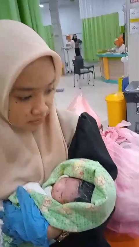 Bayi kembar yang dilahirkan di Puskesmas Stabat Lama karena RSUD Tanjung Pura, Langkat, Sumut, terdampak banjir. Foto: Dok. Istimewa
