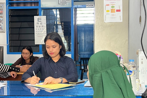 Dokter umum Puskesmas Stabat Lama, Afriza Amelia, yang membantu pasien melahirkan dalam ambulans saat dirujuk dari RSUD Tanjung Pura, Langkat, Sumatera Utara yang terdampak banjir. Foto: Dok. Istimewa