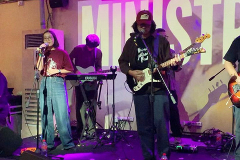 Grup band asal Tangsel Ministry of tampil di M Bloc, Jakarta Selatan, Minggu (21/12/2025). Foto: Vincentius Mario/kumparan
