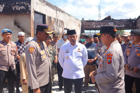 Kapolda Sumut Irjen Pol Whisnu Hermawan Februanto beserta jajarannya dan Bupati Mandailing Natal Saipullah Nasution saat tinjau Polsek Muara Batang Gadis yang dibakar massa, Senin (22/12/2025). Foto: Polda Sumut