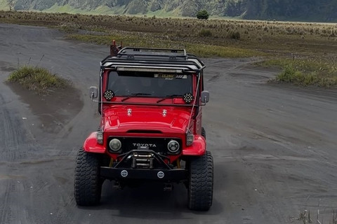 Pesona Toyota Land Cruiser 'Hardtop' FJ40 di kawasan Taman Nasional Bromo Tengger Semeru. Foto: kumparan
