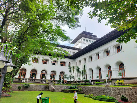 Sebagian Gedung Sate terlihat dari sudut belakang gedung (Foto: Dokumen Penulis)