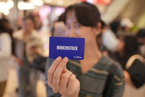 Naik MRT menggunakan kartu pembayaran yang sudah di-custom. Foto: Birkenstock