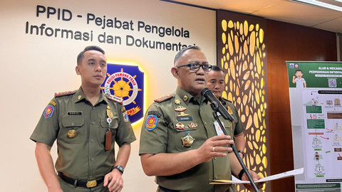Kepala Satpol PP DKI Jakarta Satriadi Gunawan saat memberikan press statement di Balai Kota, Gambir, Jakarta Pusat, Selasa (23/12/2025). Foto: Nasywa Athifah/kumparan