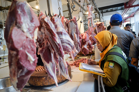 Petugas Dinas Ketahanan Pangan Kota Tangerang mendata harga daging sapi saat sidak pengawasan pangan di Pasar Anyar, Kota Tangerang, Banten, Selasa (23/12/2025). Foto: ANTARA FOTO/Putra M. Akbar