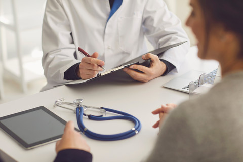 Ilustrasi berobat ke dokter. Foto: Studio Romantic/Shutterstock