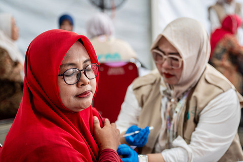 Petugas kesehatan menyuntikan vaksin ke peserta vaksinasi HVP massal di Lapangan Banteng, Jakarta, Selasa (23/12/2025). Foto: ANTARA FOTO/Bayu Pratama S