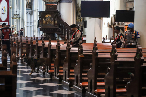 Polisi melakukan sterilisasi di Gereja Katedral Jakarta, Selasa (23/12/2025). Foto: Iqbal Firdaus/kumparan