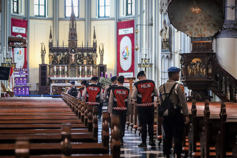 Polisi melakukan sterilisasi di Gereja Katedral Jakarta, Selasa (23/12/2025). Foto: Iqbal Firdaus/kumparan