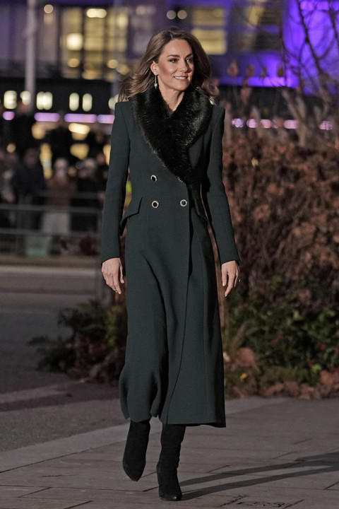 Princess of Wales Kate Middleton tiba untuk menghadiri acara kebaktian Natal tahunan kelima "Together At Christmas" di Westminster Abbey, London, Jumat (5/12/2025). Foto: Jordan Pettitt / POOL / AFP