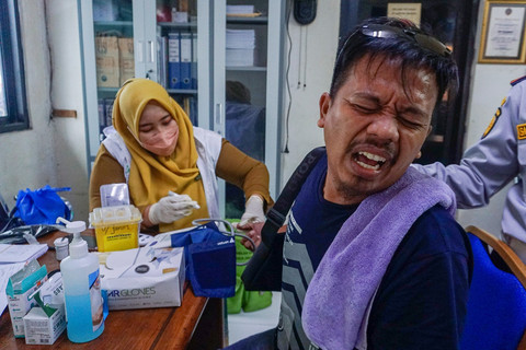Petugas melakukan pemeriksaan gula darah sopir bus di Terminal Kalideres, Jakarta, Selasa (23/12/2025). Foto: ANTARA FOTO/Ika Maryani
