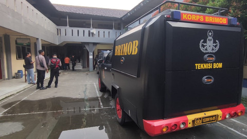 Polisi melakukan penyisiran usai adanya ancaman bom di SMA Arrahman Depok, Selasa (23/12/2025). Foto: kumparan