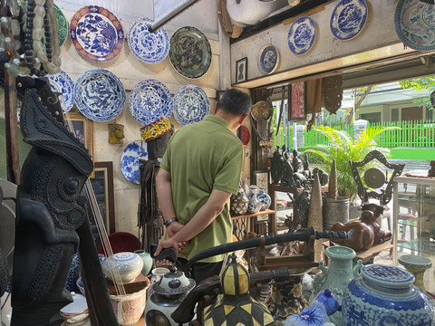 Kios barang antik Anto di Jalan Surabaya, Menteng, Jakarta Pusat, Selasa (23/12/2025). Foto: Muhammad Fhandra Hardiyon/kumparan