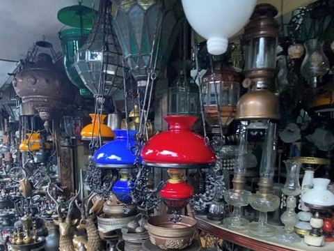 Kios barang antik Rinto di Jalan Surabaya, Menteng, Jakarta Pusat, Selasa (23/12/2025). Foto: Muhammad Fhandra Hardiyon/kumparan