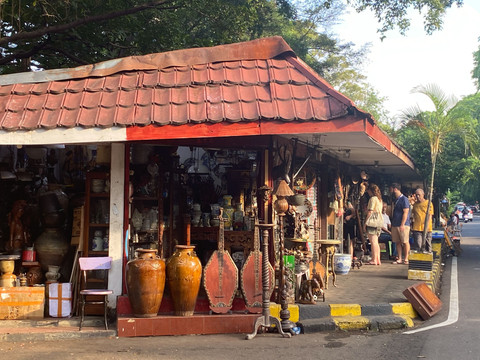 Lanskap kios-kios barang antik di Jalan Surabaya, Menteng, Jakarta Pusat, Selasa (23/12/2025). Foto: Muhammad Fhandra Hardiyon/kumparan