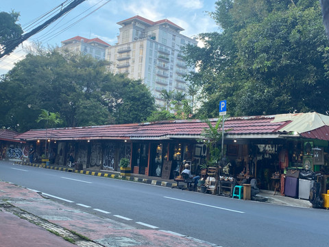 Lanskap kios-kios barang antik di Jalan Surabaya, Menteng, Jakarta Pusat, Selasa (23/12/2025). Foto: Muhammad Fhandra Hardiyon/kumparan