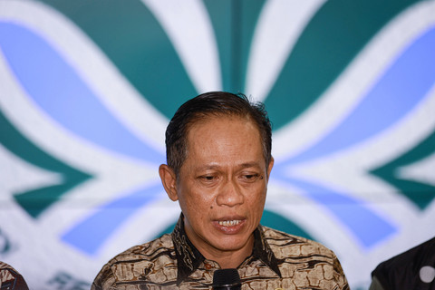 Menteri Lingkungan Hidup Hanif Faisol Nurofiq menyampaikan keterangan pers terkait proses penanganan bencana Sumatera di Jakarta, Selasa (23/12/2025). Foto: ANTARA FOTO/Dhemas Reviyanto