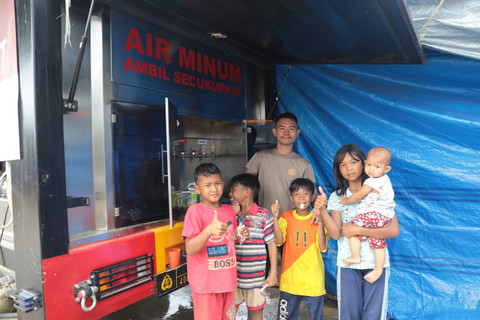 Dapur lapangan milik Brimob Polri berdiri di kawasan Islamic Center Kuala Simpang, Aceh Tamiang. Foto: Dok. Istimewa
