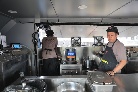 Dapur lapangan milik Brimob Polri berdiri di kawasan Islamic Center Kuala Simpang, Aceh Tamiang. Foto: Dok. Istimewa