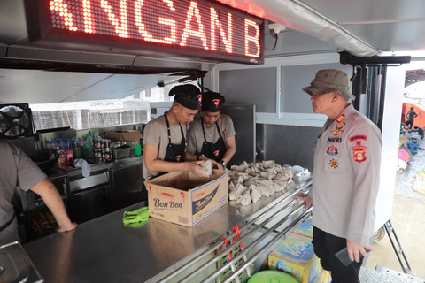 Dapur lapangan milik Brimob Polri berdiri di kawasan Islamic Center Kuala Simpang, Aceh Tamiang. Foto: Dok. Istimewa