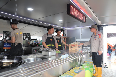 Dapur lapangan milik Brimob Polri berdiri di kawasan Islamic Center Kuala Simpang, Aceh Tamiang. Foto: Dok. Istimewa