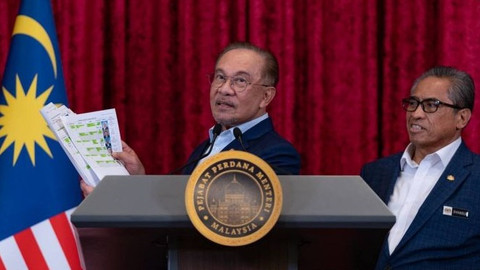Perdana Menteri Malaysia Anwar Ibrahim mengumumkan perombakan kabinet di Malaysia, Selasa (16/12/2025). Foto: Kantor Perdana Menteri Malaysia/HO/Antara