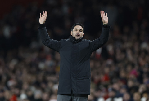 Pelatih Arsenal Mikel Arteta menyampaikan intruksi saat laga melawan Crystal Palace pada pertandingan perempat final Piala Liga Inggris di Stadion Emirates, London, Inggris, Selasa (23/12/2025). Foto: Peter Cziborra/Reuters