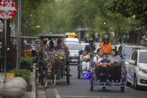Pengunjung berwisata di Malioboro, Yogyakarta, Selasa (23/12/2025). Foto: Andreas Fitri Atmoko/ANTARA FOTO