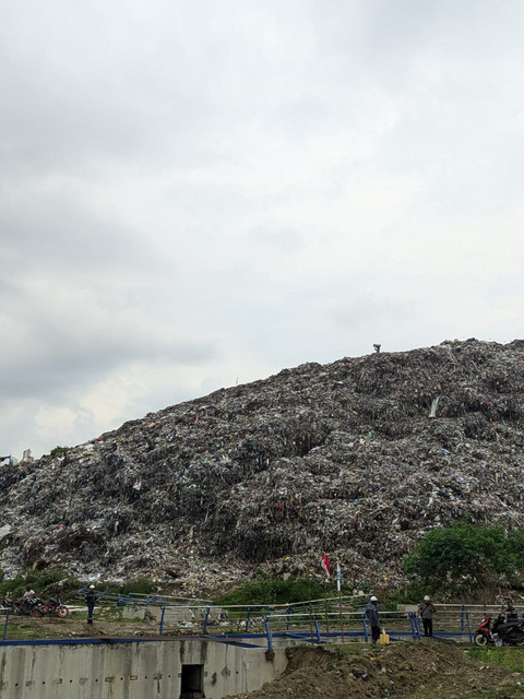 Kondisi TPA Putri Cempo dimana tumpukan sampah kian menggunung (Foto: Faadhil)