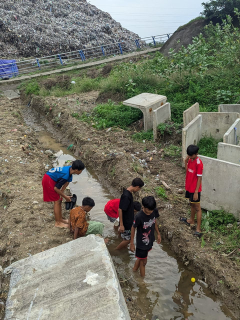 Anak-anak bermain di saluran irigasi bekas pembangunan PLTSa Putri Cempo (Foto: Faadhil)