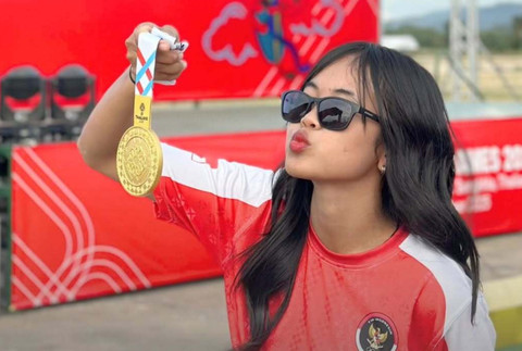 Disha Fajar Praharini raih medali emas di cabang olahraga paralayang. Foto: Instagram @dispora.majalengka