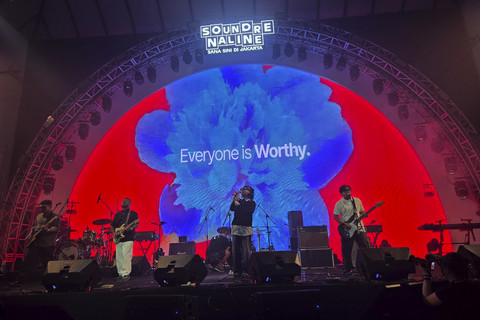 Band Astera saat tampil di Bengkel Space, SCBD, Jakarta. Foto: Andrian Gilang Khrisnanda/kumparan