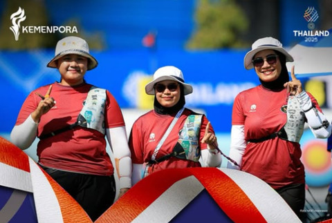 Diananda Choirunisa, Ayu Mareta Dyasari, dan Rezza Octavia raih medali emas di kategori panahan. Foto: Instagram @kemenpora