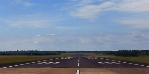 Landasan ini bukan sekadar aspal, melainkan arah. Dari bandar sungai hingga jalur udara, Kediri Bertumbuh menembus langit, memperpendek jarak, dan memperluas cakrawala masa depan. Foto: MonicaVolpin/Pixabay