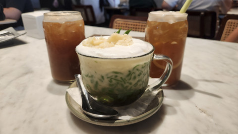 Aneka makanan, ayam goreng, dan suasana di restoran Bima Yamgor favorit Nicholas Saputra. Foto: Azalia Amadea/kumparan