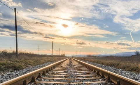Rel kereta. Garis lurus yang memperpendek jarak dan mempercepat waktu.Di atas baja ini, Kediri melangkah dari kota sungai menuju kota darat, menautkan produksi, mobilitas, dan masa depan dalam satu arah yang terus bergerak. Foto: pixifan/Pixabay.