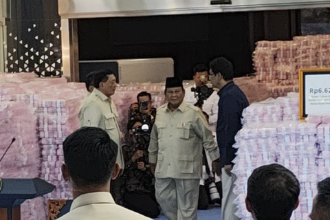 Presiden Prabowo Subianto tiba menghadiri penyerahan uang hasil pengganti kerugian negara dan hasil denda administratif penyalahgunaan kawasan hutan, di Gedung Jampidsus Kejagung, Jakarta, Rabu (24/12/2025). Foto: Jonathan Devin/kumparan