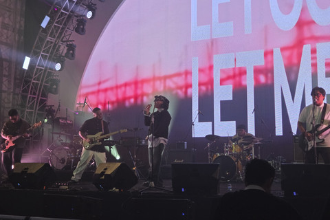 Band Astera saat tampil di Soundrenaline 2025. Foto: Andrian Gilang Khrisnanda/kumparan