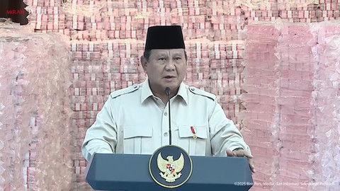 Presiden Prabowo Subianto memberikan sambutan menghadiri penyerahan uang hasil pengganti kerugian negara dan hasil denda administratif penyalahgunaan kawasan hutan, di Gedung Jampidsus Kejagung, Jakarta, Rabu (24/12/2025). Foto: Youtube/Sekretariat Presiden