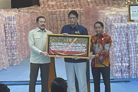 Penyerahan hasil penguasaan kembali kawasan hutan, uang hasil penagihan denda administratif kehutanan, dan uang hasil penyelamatan keuangan negara, di Gedung Jampidsus Kejagung, Jakarta, Rabu (24/12/2025). Foto: Fadhil Pramudya/kumparan