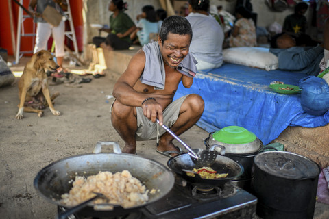 Pengungsi bencana banjir bandang dan longsor memasak di tenda darurat di Hutanabolon, Kecamatan Tukka,Tapanuli Tengah, Sumatera Utara, Rabu (24/12/2025). Foto: Rivan Awal Lingga/ANTARA FOTO