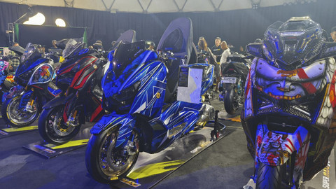 Modifikasi Yamaha XMAX (ke-2 dari kanan) yang sabet gelar CustoMAXI 2025. Foto: Sena Pratama/kumparan