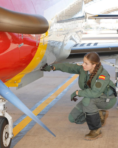 Putri Leonor, calon Ratu Spanyol, menerbangkan pesawat untuk pertama kalinya di San Javier, Spanyol, pada Kamis (18/12/2025). Foto: Instagram/ @casareal.es