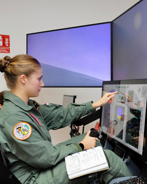 Putri Leonor, calon Ratu Spanyol, menerbangkan pesawat untuk pertama kalinya di San Javier, Spanyol, pada Kamis (18/12/2025). Foto: Instagram/ @casareal.es