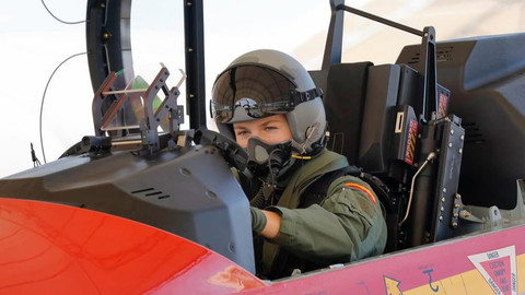 Putri Leonor, calon Ratu Spanyol, menerbangkan pesawat untuk pertama kalinya di San Javier, Spanyol, pada Kamis (18/12/2025). Foto: Instagram/ @casareal.es