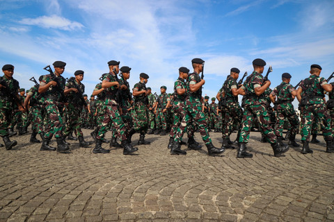 Prajurit TNI mengikuti apel gelar pasukan pengamanan Natal dan Tahun Baru (Nataru) 2026  di Silang Monas, Jakarta, Rabu (24/12/2025). Foto: Iqbal Firdaus/kumparan
