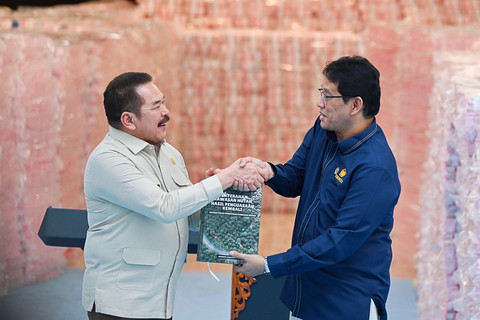 Jaksa Agung ST Burhanuddin (tengah) menyerahkan laporan penguasaan kembali kawasan hutan negara kepada Menteri Keuangan Purbaya Yudhi Sadewa (kanan) di kompleks Kejaksaan Agung, Jakarta, Rabu (24/12/2025). Foto: ANTARA FOTO/Aditya Pradana Putra