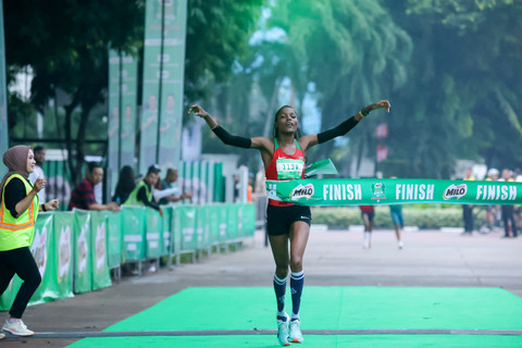 Juara kategori 10K Open International Putri, Evangeline Makena Kathenya, dengan catatan waktu 35 menit, 46 detik. Foto: Dok. Nestle Indonesia