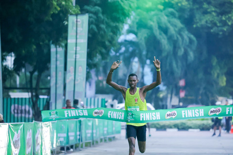Juara kategori 10K Open International Putra, Moses Kibet Kipsang, asal Kenya, dengan catatan waktu 29 menit, 54 detik. Foto: Dok. Nestle Indonesia
